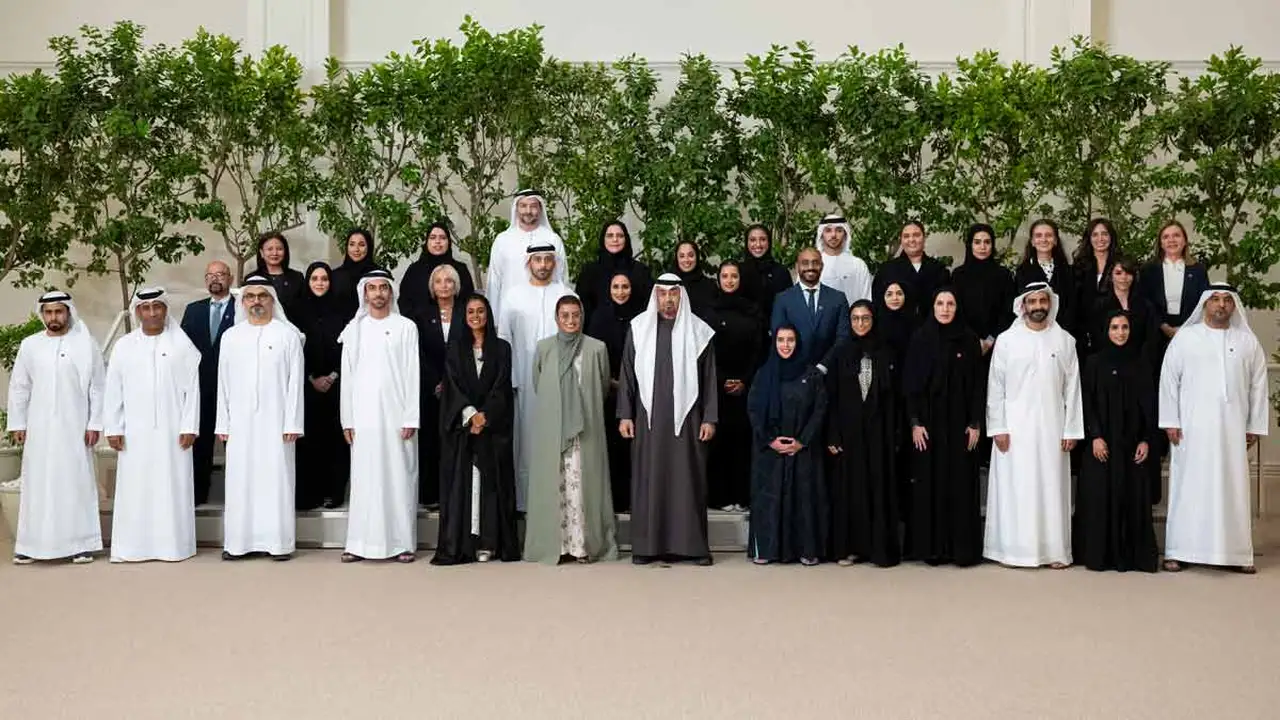 رئيس الدولة يلتقي فريق عمل احتفالات عيد الاتحاد الإماراتي 54